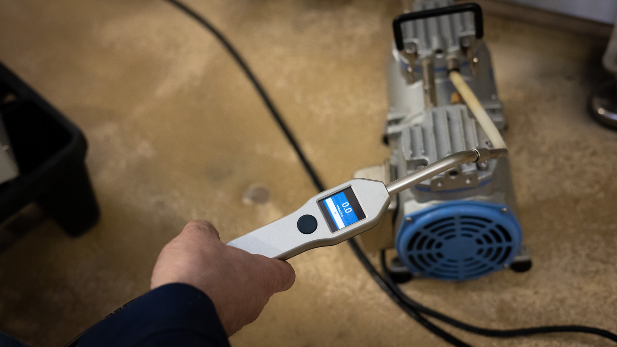 Et de l'autre, on cherche des traces du gaz avec un capteur spécifique.